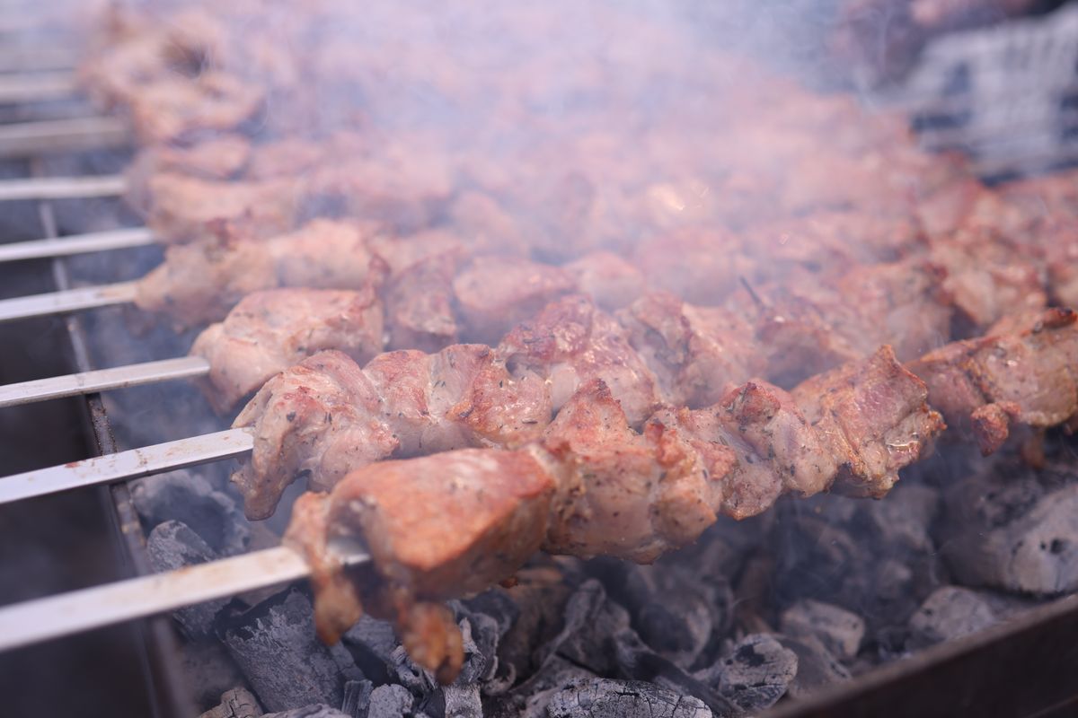 Gegrilde groenten op de BBQ kamado - karamelliseerde groenten van het rooster