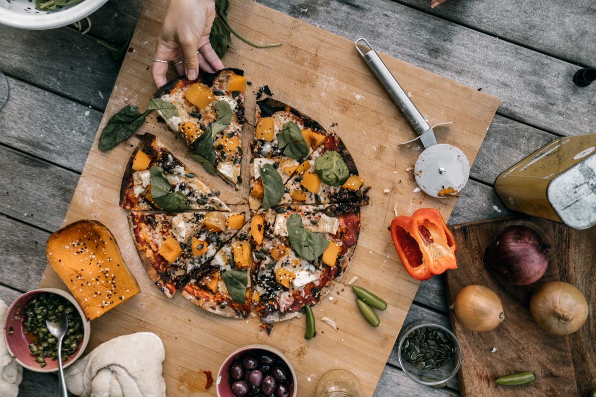 Naanbrood bakken op de kamado - zelfgemaakt naan met knoflookboter