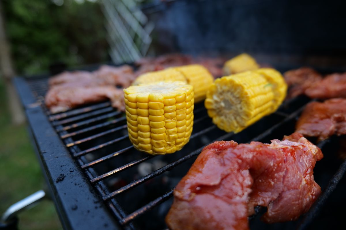 Gegrilde mais op de BBQ - mais van de grill met boter en kruiden
