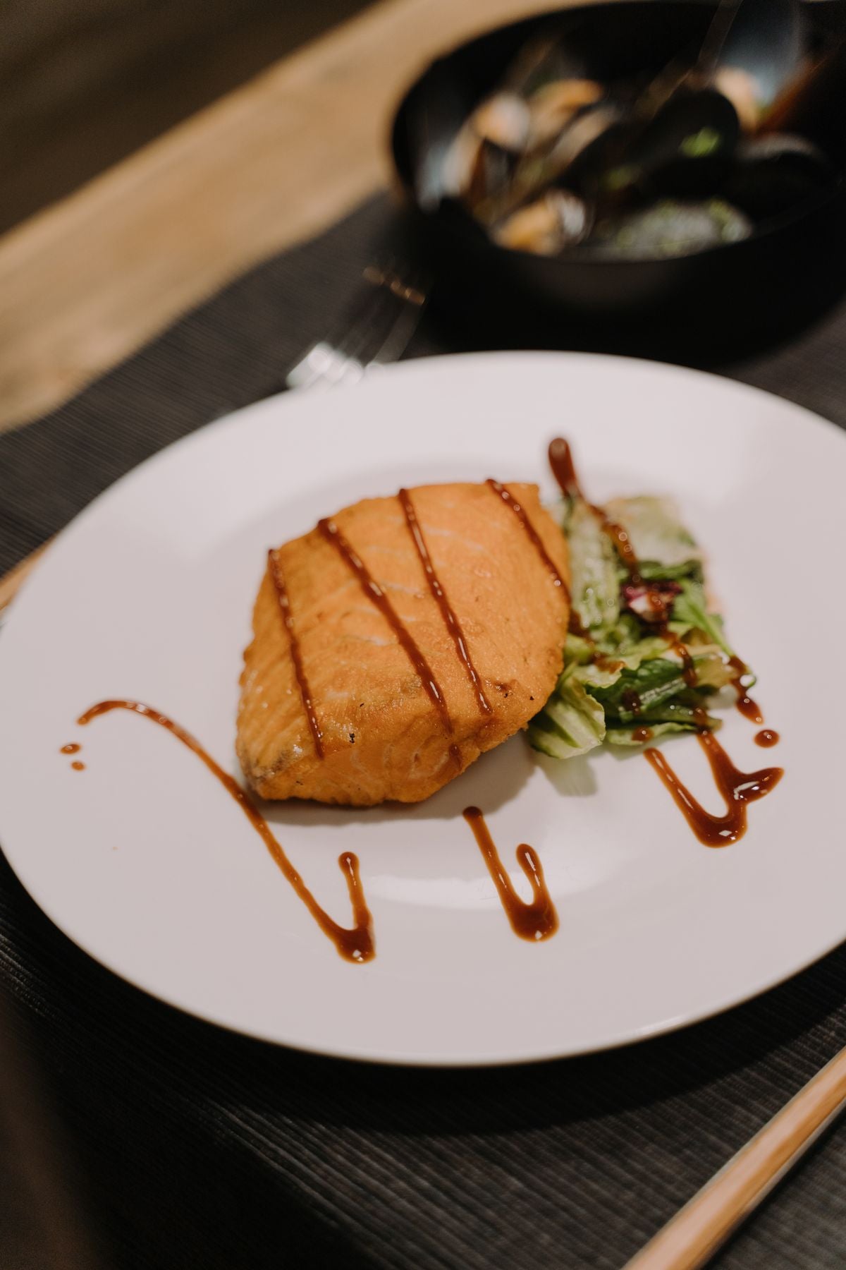 Hele zalm op cederhoutplank op de BBQ - gerookte zalmfilet voor groot gezelschap