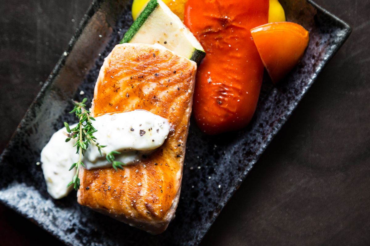 Zalm roken op cederhoutplank op de BBQ - gerookte zalmfilet recept