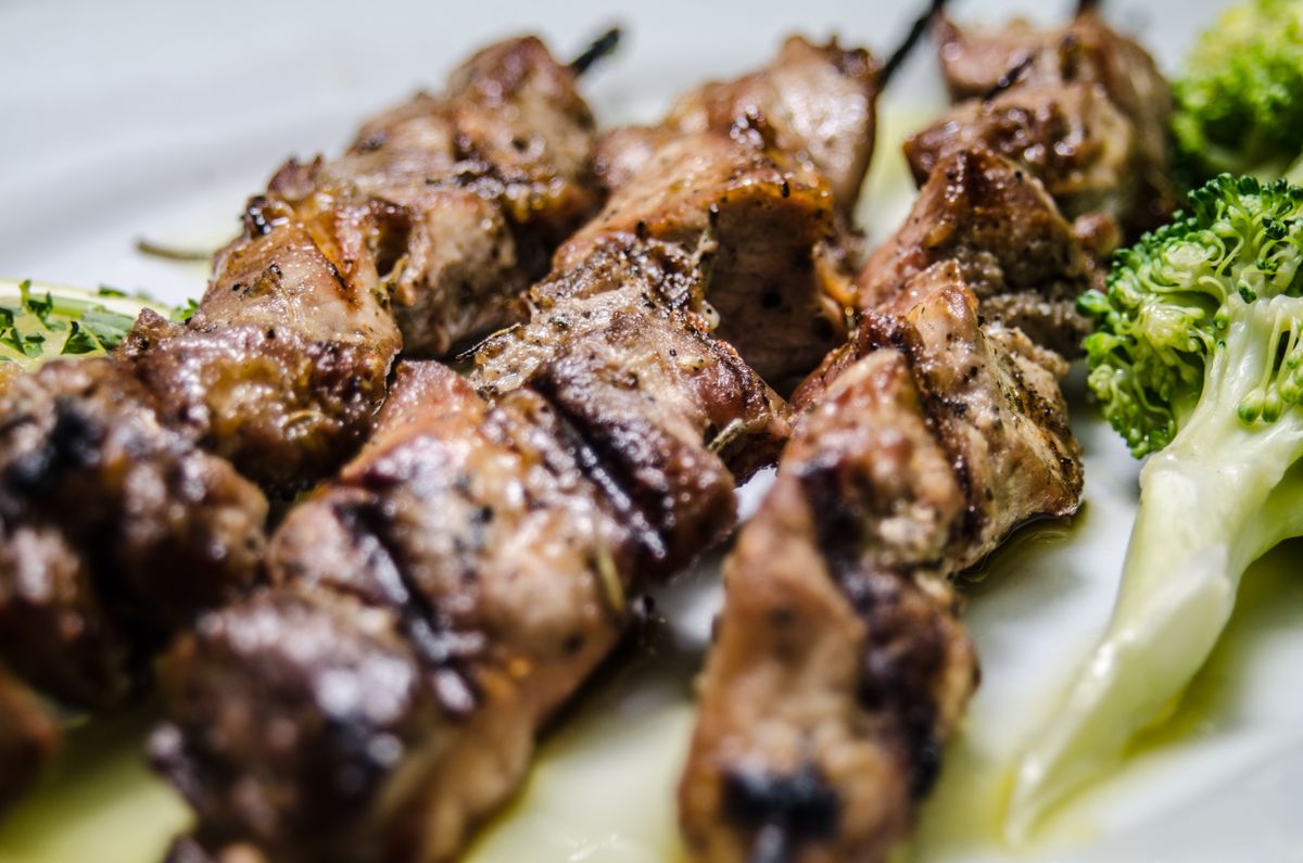 Lamskoteletjes op de BBQ kamado - gegrild lam met rozemarijn en knoflook